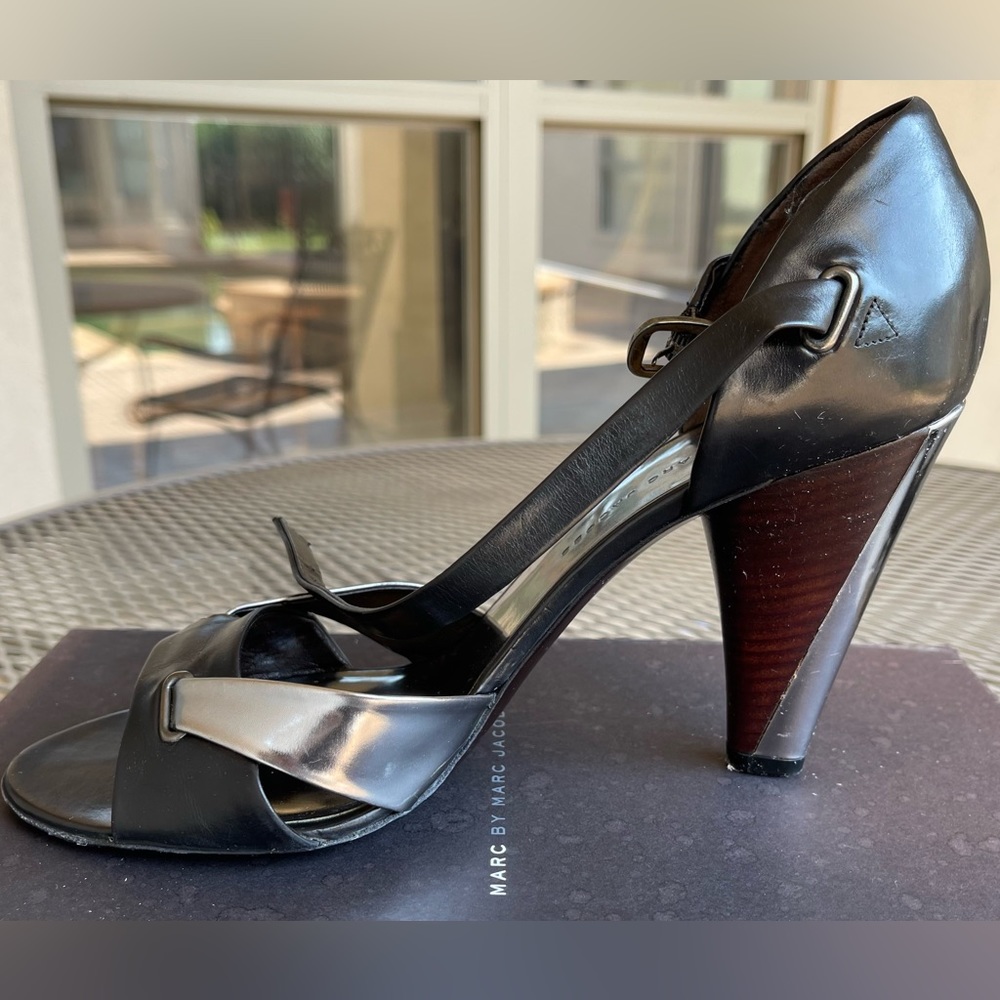 MARC by Marc Jacobs Heels in Black/Silver, Size 8.5